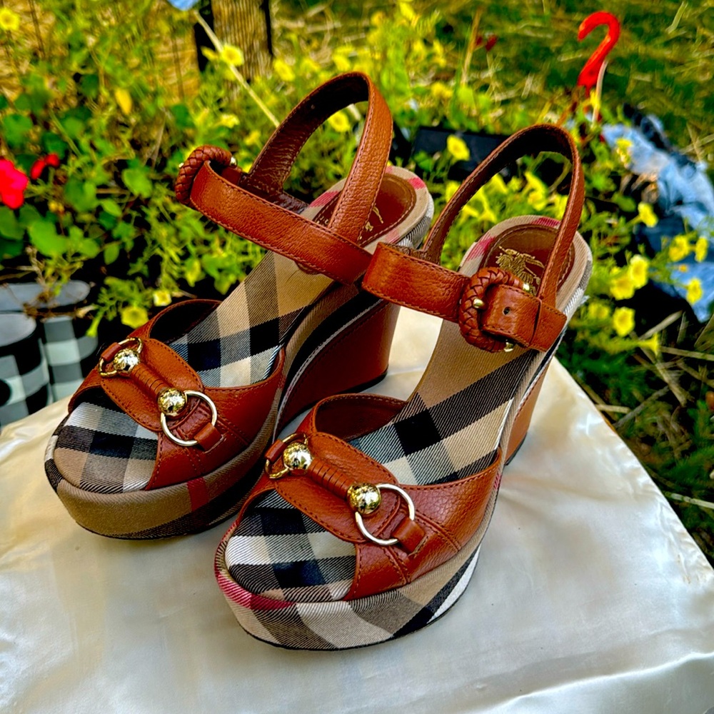 Burberry wedges 37.5